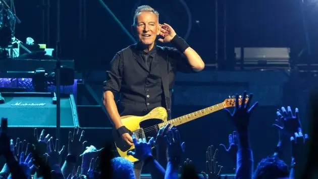 getty_brucespringsteen_040126353987