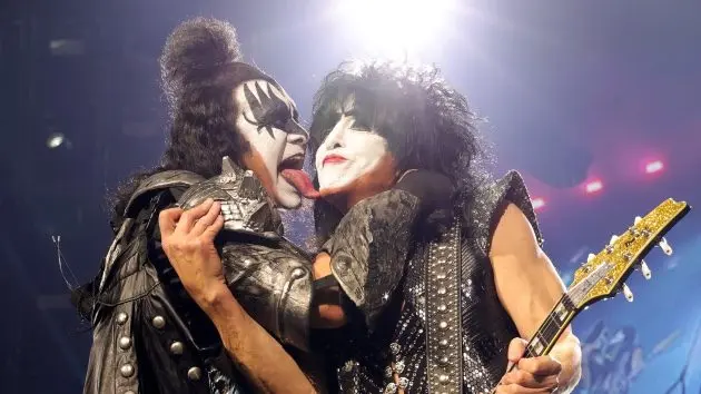 getty_kiss_041426568256
