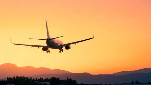 epic-landing-with-the-sunset-and-the-mountains-plane-landing-beneath-a-breathtaking-sunset-sunset-landing