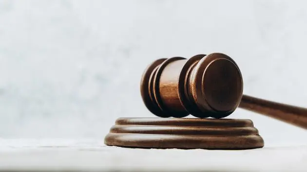 gavel-on-sound-block-2