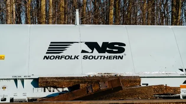 getty_3123_norfolksoutherntrain957347