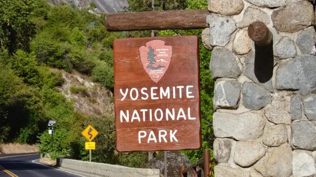 entrance-sign-toyosemite-national-park