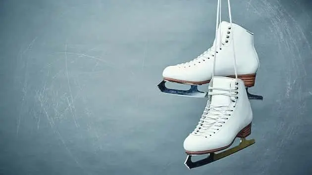 womens-skates-with-laces-on-a-gray-background