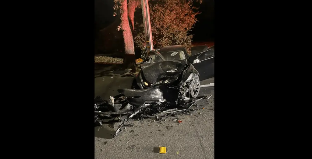 crashed-telsa-on-king-street-santa-rosa-police