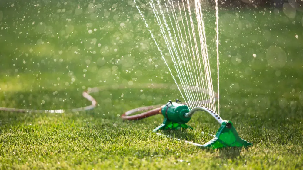 lawnsprinklerspayingwaterovergreengrass-irrigationsystem
