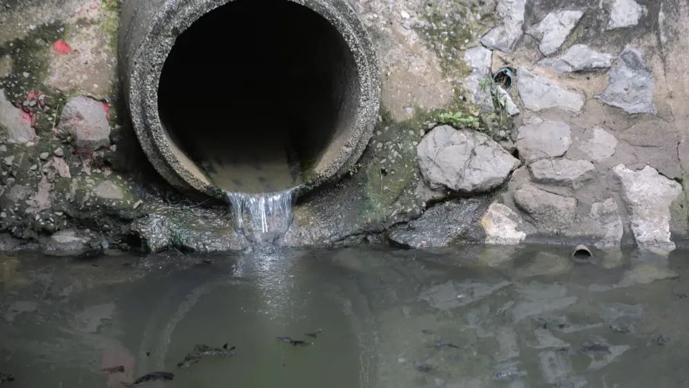 drainpipeoreffluentorsewerreleasewastewaterintoriver
