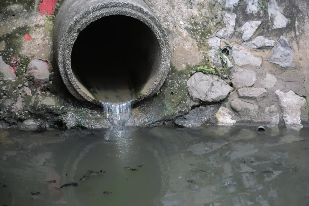 drainpipeoreffluentorsewerreleasewastewaterintoriver