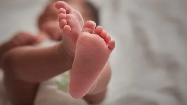 gettyrf_111722_newbornbabyfeet28229938752
