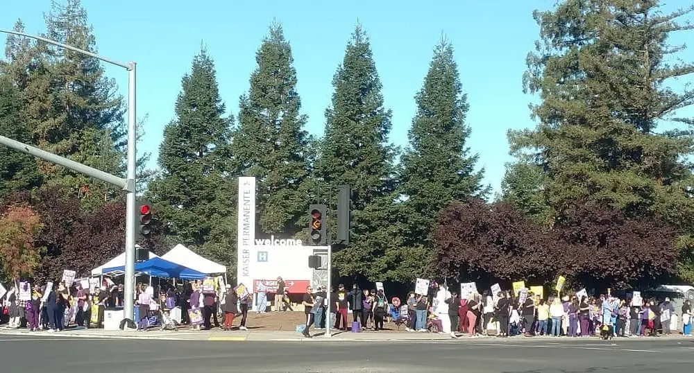 kaiser-permanente-workers-striking-outside-the-santa-rosa-campus-10-4-23-daniel-trucios