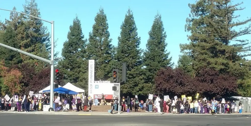 kaiser-permanente-workers-striking-outside-the-santa-rosa-campus-10-4-23-daniel-trucios