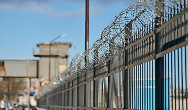 barbed-wire-on-fence-steel-grating-fence-metal-fence-wire-private-area-protection-safety-2