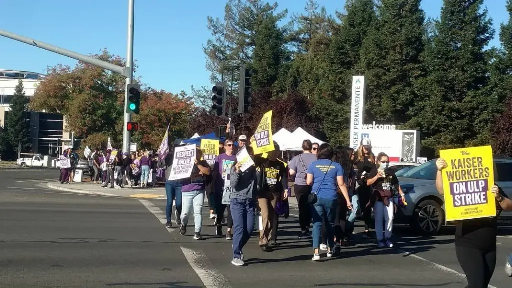 kaiser-permanente-workers-striking-outside-the-santa-rosa-campus-10-4-23-daniel-trucios-2