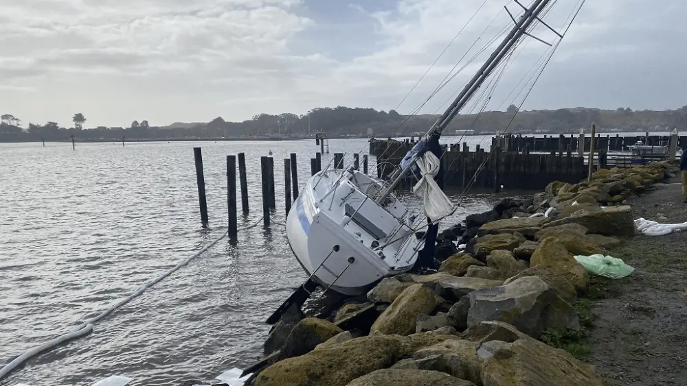 stranded-boat-in-bodega-harbor-sonoma-sheriff