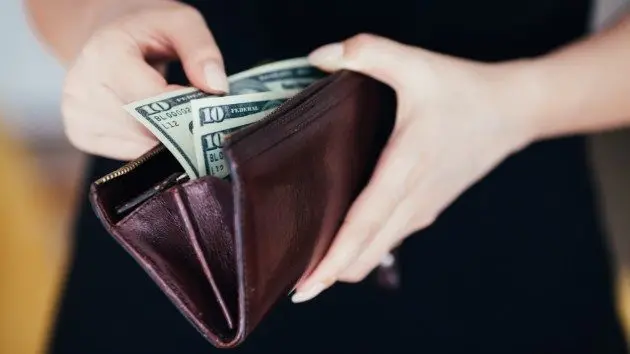 istock_72319_cashwallet