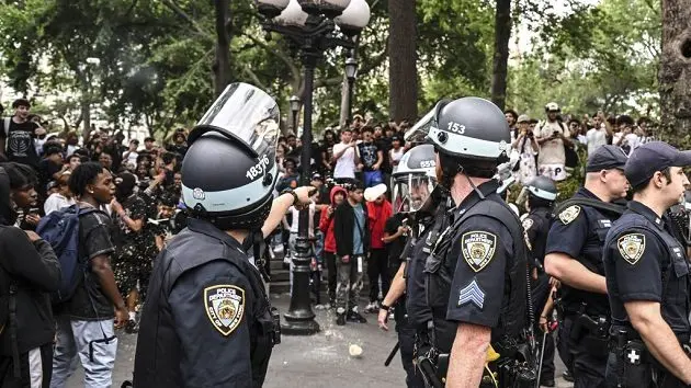 brawl-in-gift-distribution-of-the-social-media-phenomenon-in-new-york