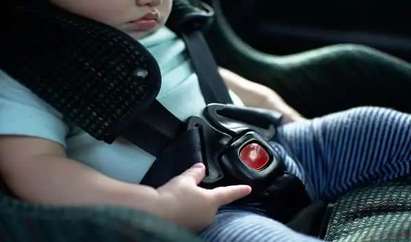 baby-in-rear-facing-car-seat-has-the-safety-belt-on