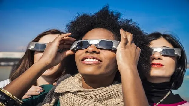 group-of-friends-looking-to-a-solar-eclipse