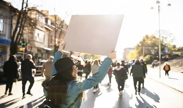 woman-protesting-on-te-streets