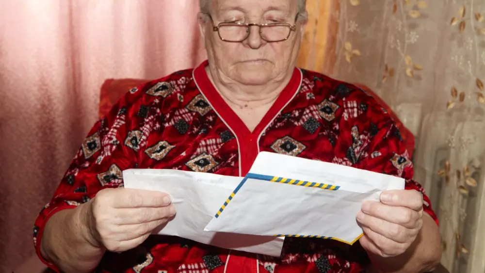 elderlywomanandopenletter-seniorpeopleandcorrespondence