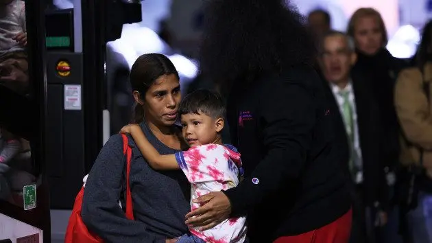 getty_5923_migrantsarrivingbus971536