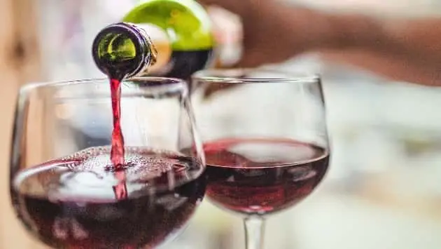 pouring-red-wine-in-glasses