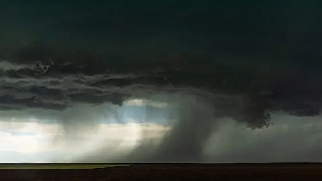extreme-downburst-on-a-heavy-thunderstorm-kansas