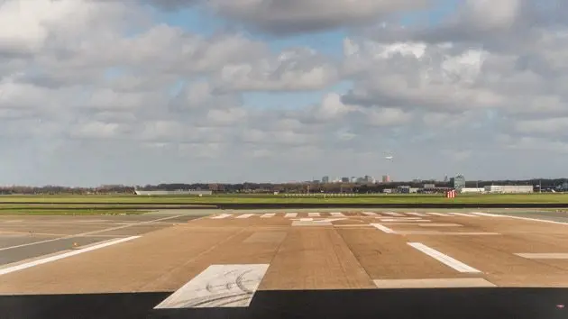 airplane-approaching-amsterdam-airport