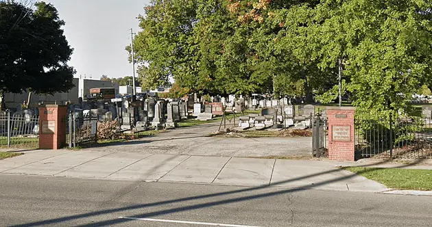 googlemapsstreetview_cemetery_111323564782