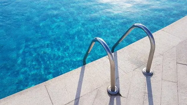 istock_7621_poolladder