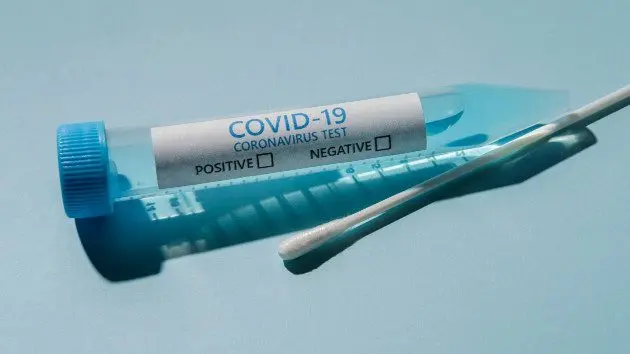 getty_31122_covidtestswab