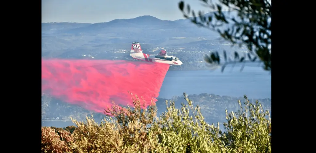 calfire-plane-dropping-fire-retardant-over-henderson-fire-in-lake-county-6-14-23-calfire
