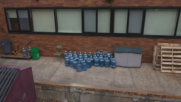 abcnews_watercoolerbottles_111723681885