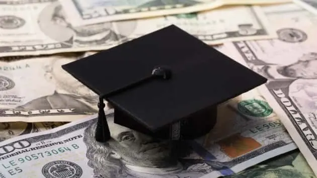 istock_41019_gradmoney