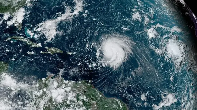 hurricane-lee-intensified-to-category-5-as-it-moves-across-the-atlantic-ocean