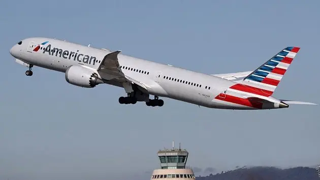 american-boeing-787-9-dreamliner-taking-off