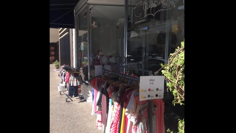 cupcake-clothing-store-in-santa-rosa-september-of-2016-facebook