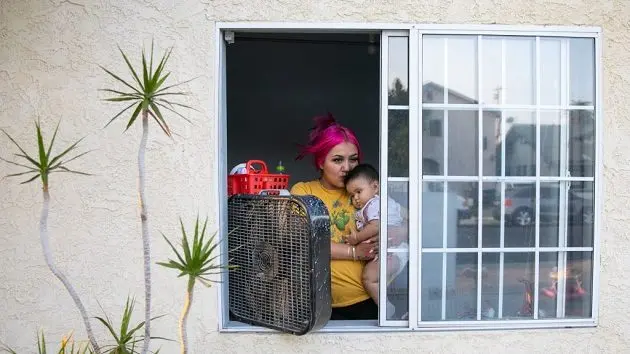 during-the-heatwave-in-socal-karen-tapia-live-with-no-a-c-in-the-four-bedroom-rental-home-in-south-l-a-she-shares-with-her-parents-brothers-and-7-month-old-daughter