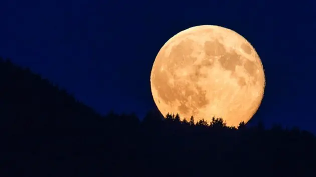 supermoon-glowing-against-blue-sky