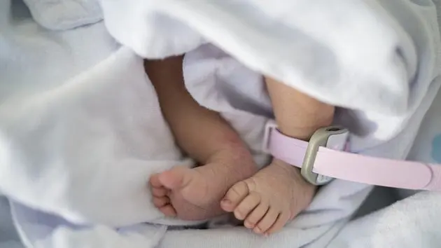 baby-human-agefoot-of-newborn-baby-on-warm-blanket