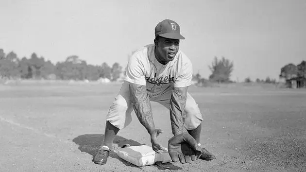 jackie-robinson-crouching-over-base