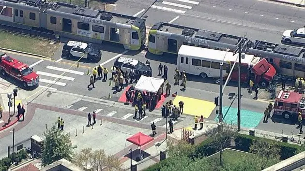 los-angeles-bus-crash-ht-jt-240430_1714514767446_hpmain_16x925557