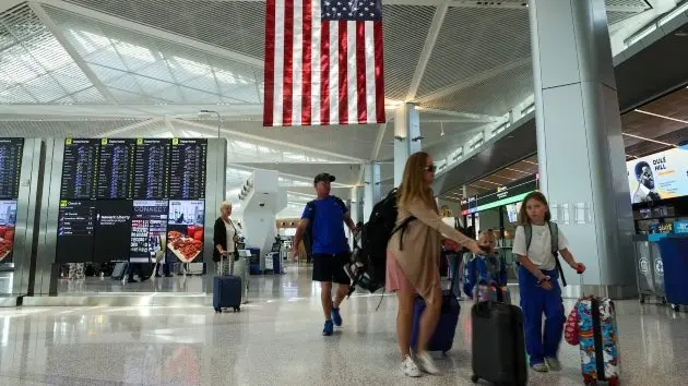 getty_travelnewarkairport_060425395018