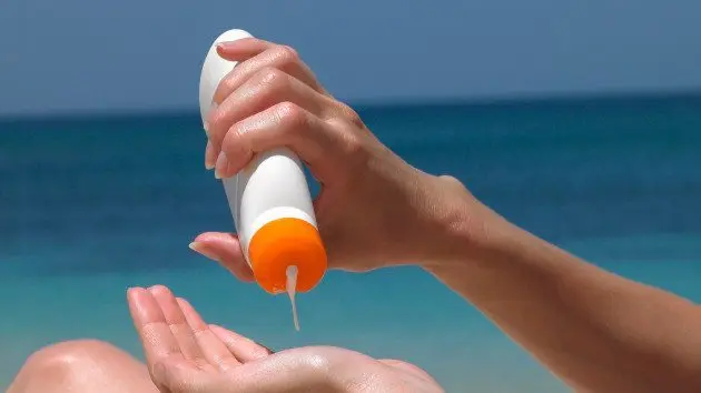 gettyrf_51523_applyingsunscreen438043