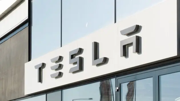 tesla-car-dealer-entrance