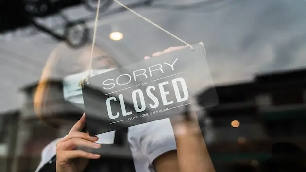 young-asian-woman-wearing-face-mask-and-hand-turning-closed-sign-board-on-glass-door-in-coffee-shop-and-restaurant-after-coronavirus-lockdown-quarantine-business-crisis-concept