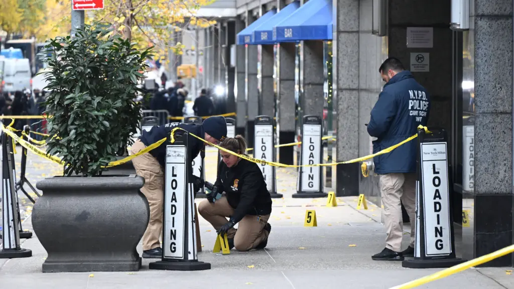 healthcare-executive-gunned-down-in-new-york-city-in-apparent-targeted-attack