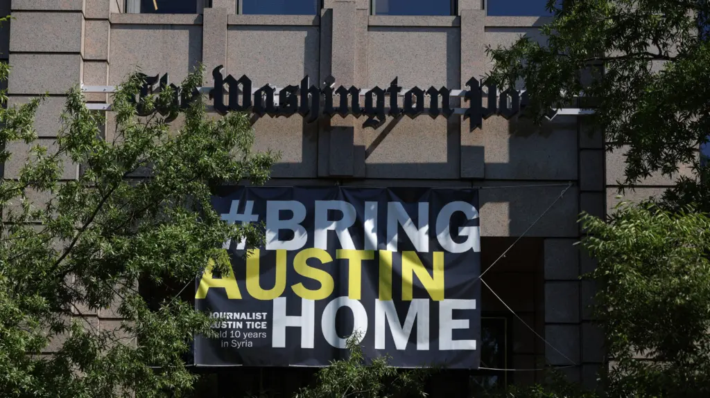 the-washington-post-hangs-banner-in-support-of-abducted-journalist-austin-tice