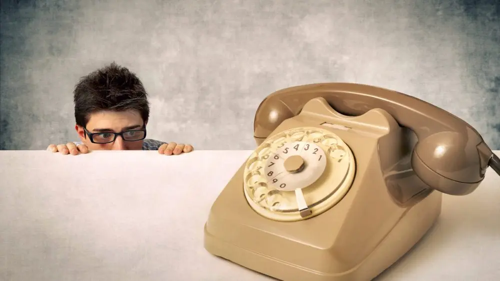 youngbusinessmanisafraidofthephone