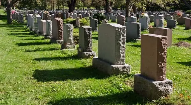 gravestones-in-an-american-cemetery