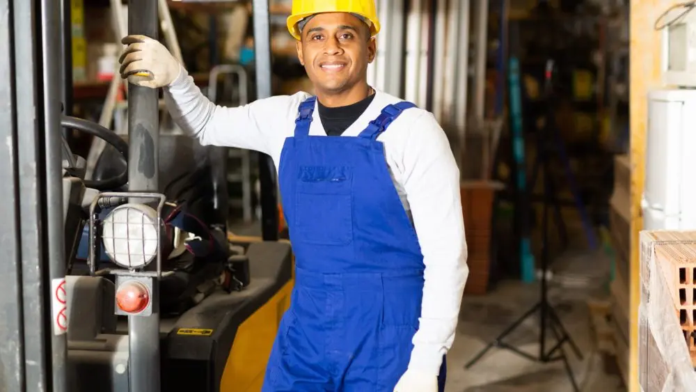 foremandrivesforkliftatthewarehouseofahardwarestore